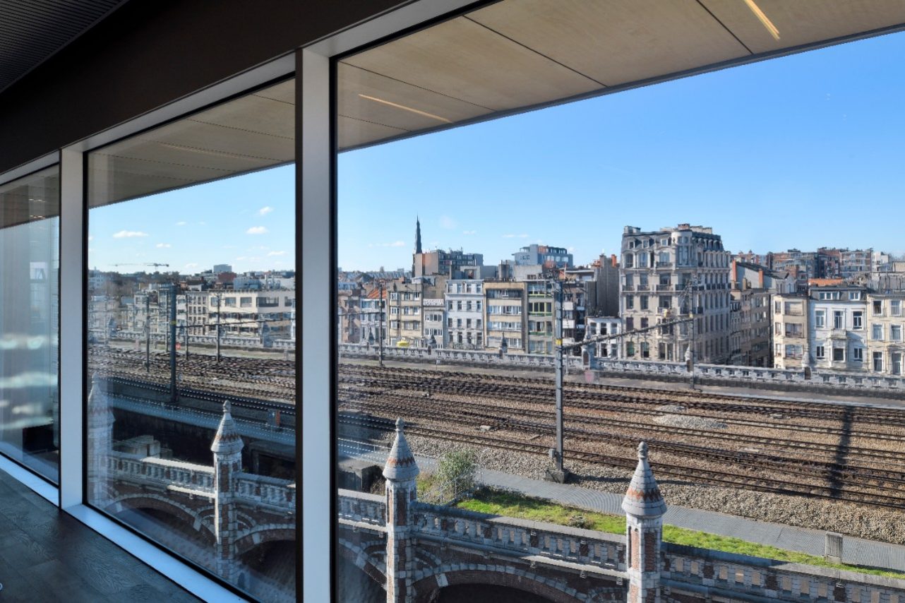 Clear views with low reflection